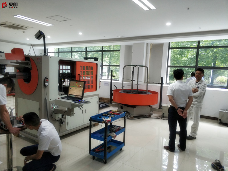 快來看、快來看，貝朗迎來日本客戶參觀3D折絲設備啦！