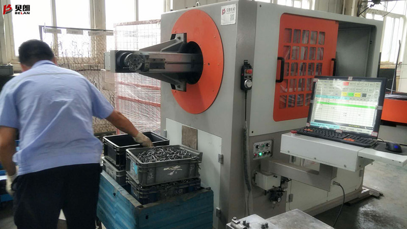 鐵絲彎折機在重慶客戶處健步如飛的生產(chǎn)產(chǎn)品，客戶拍手叫絕